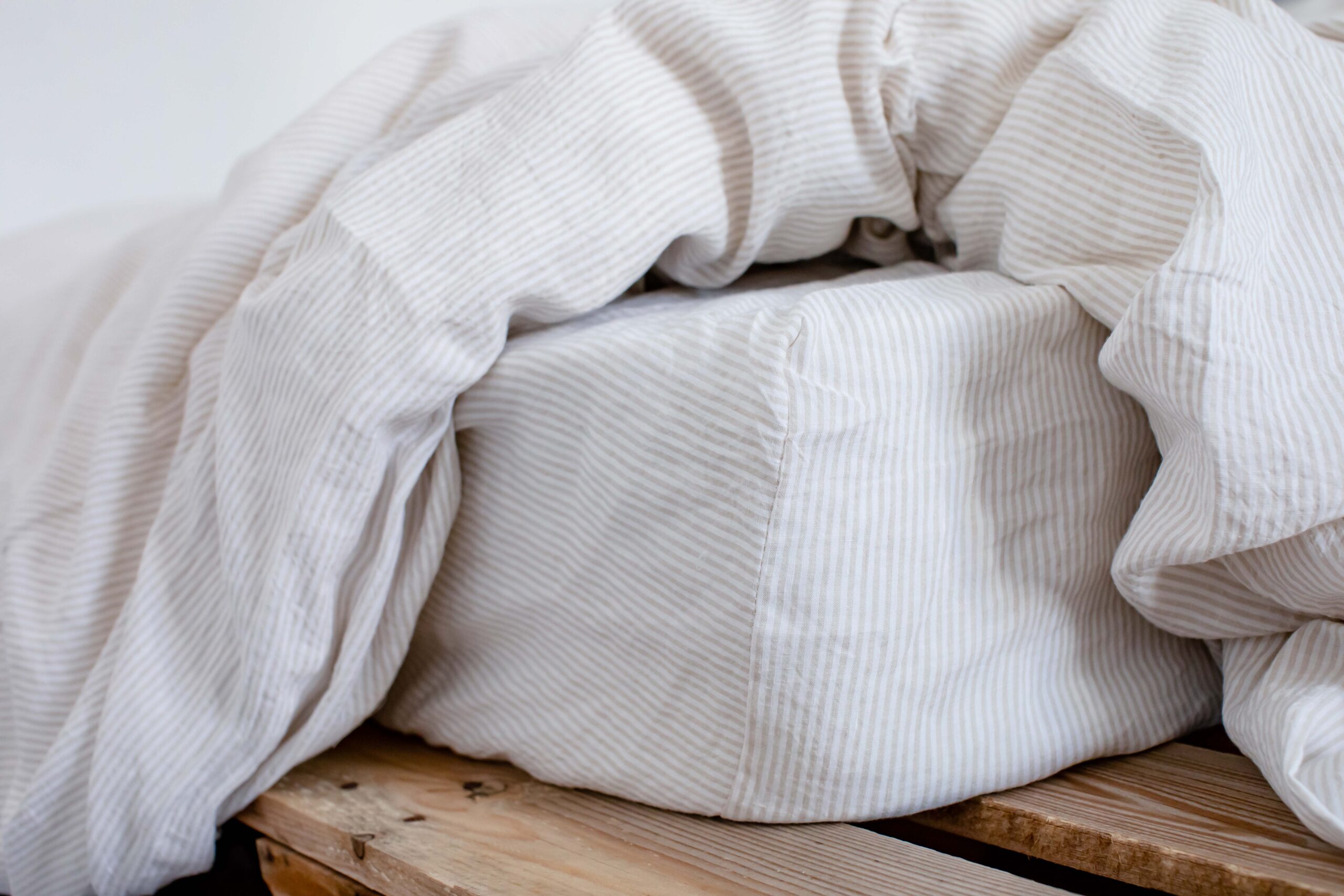 Sæt Natural Small Stripes Sheet 90x200 og Pilot Cover 150x200