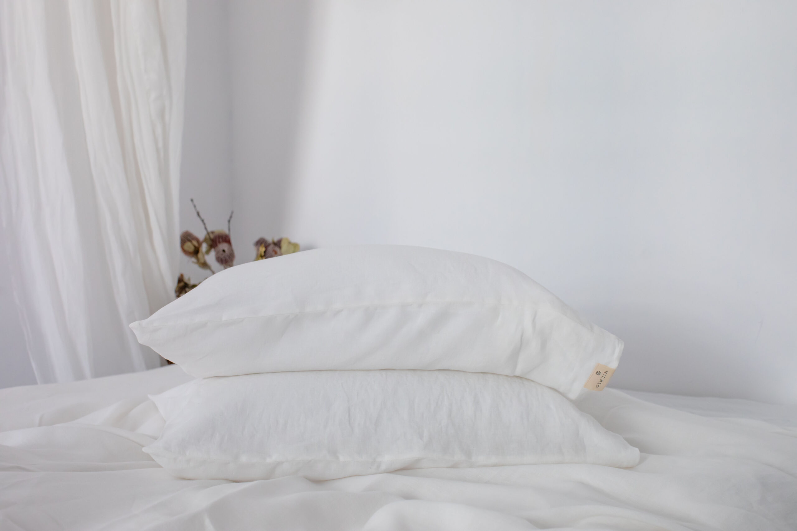 Sæt Gentle White pudebetræk 50x70 og pudebetræk 200x220