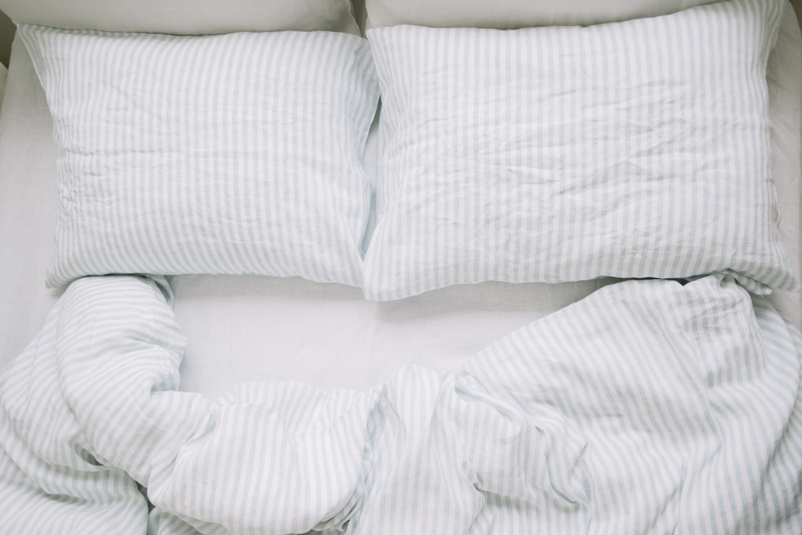 Sæt Dusty Blue Large Stripes pudebetræk 50x60 og lagen 90x200