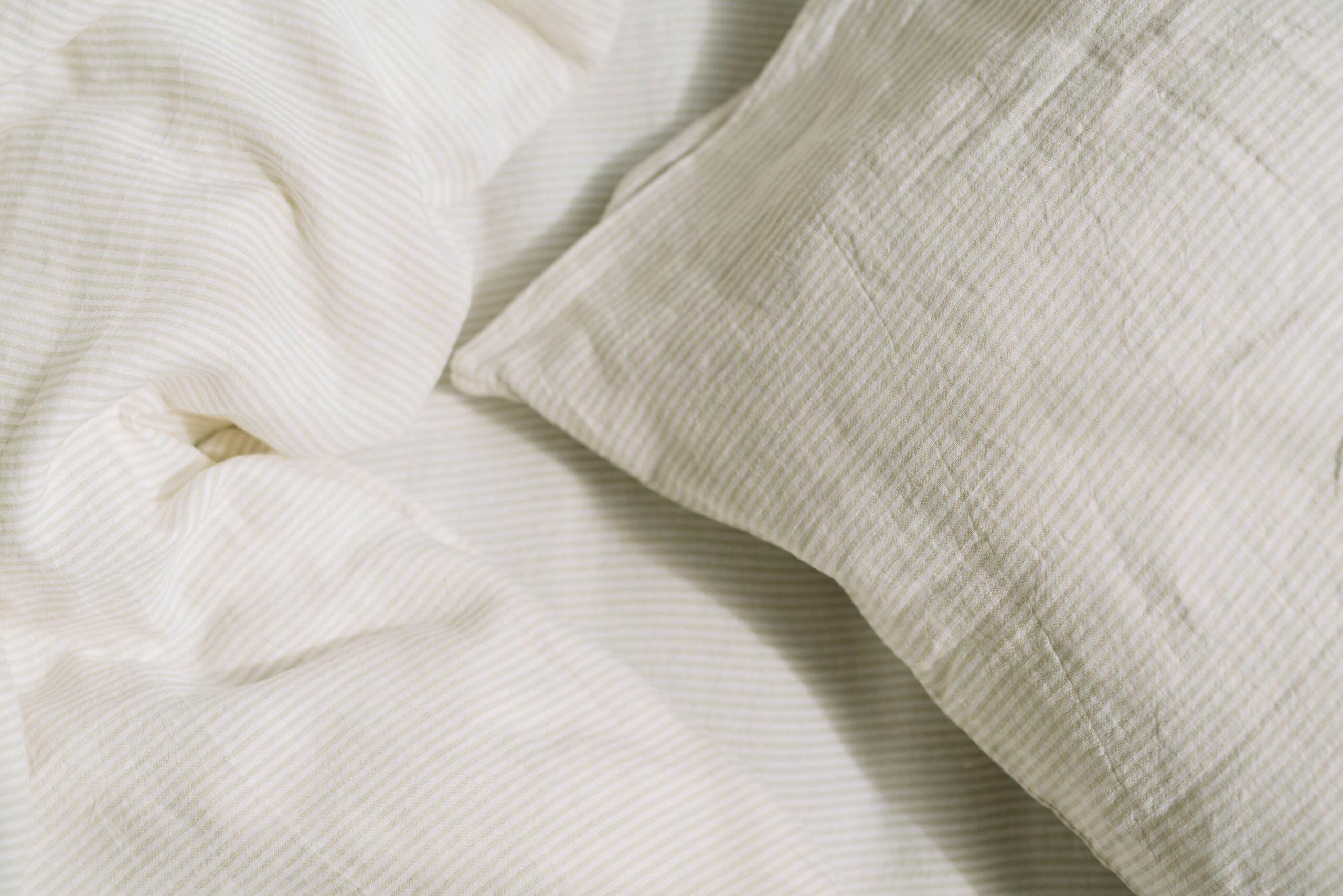 Sæt Natural Small Stripes pudebetræk 60x60 og pudebetræk 220x220