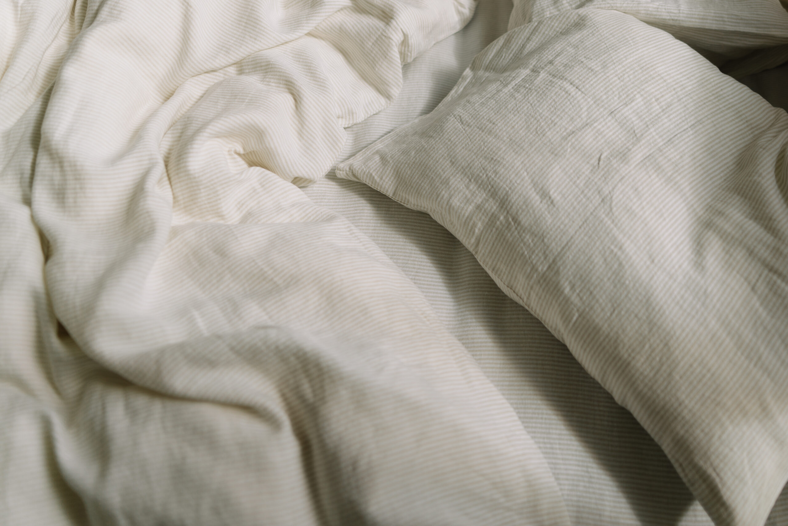 Sæt Natural Small Stripes pudebetræk 50x60 og pudebetræk 200x200