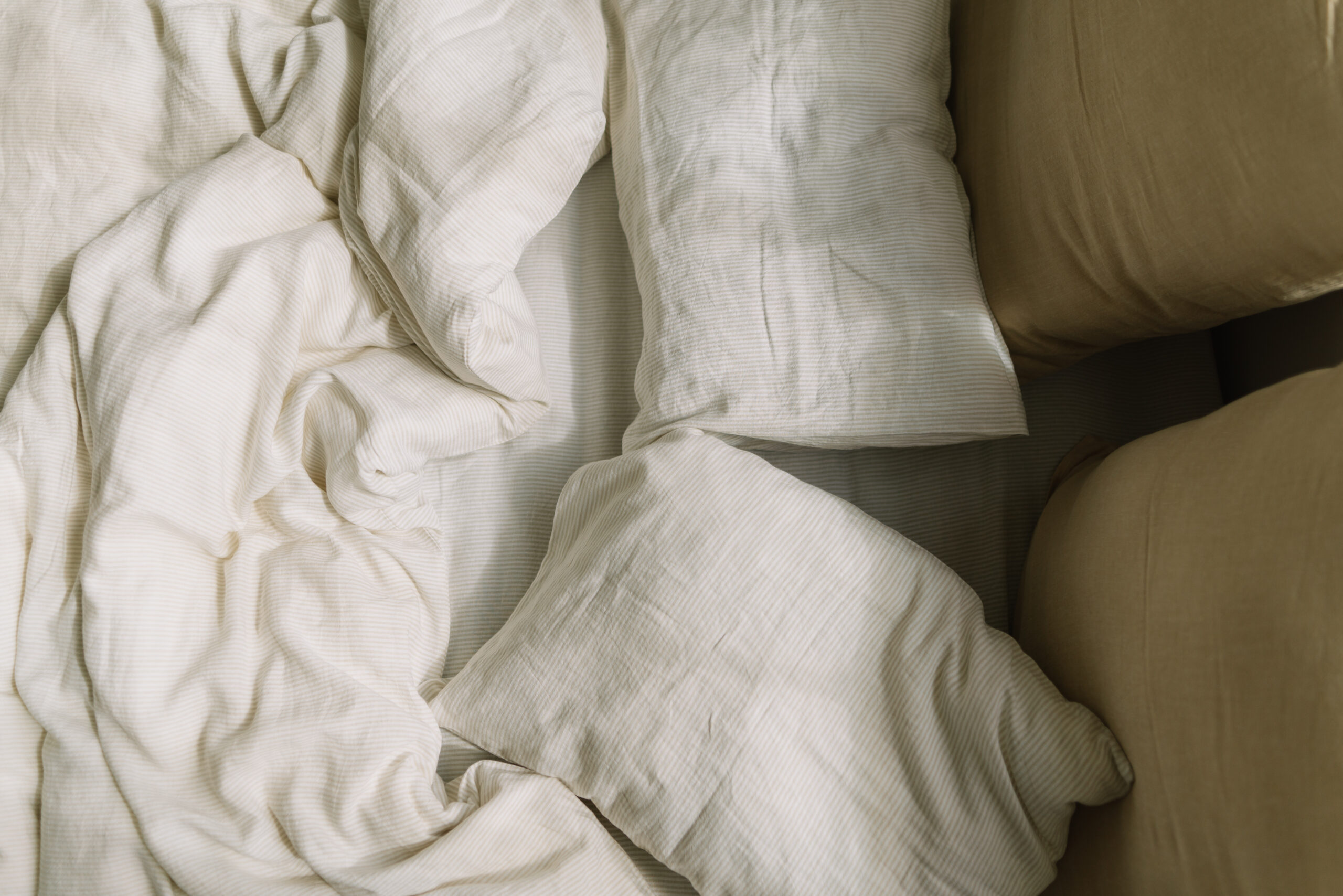 Sæt Natural Small Stripes pudebetræk 60x60 og pudebetræk 200x220