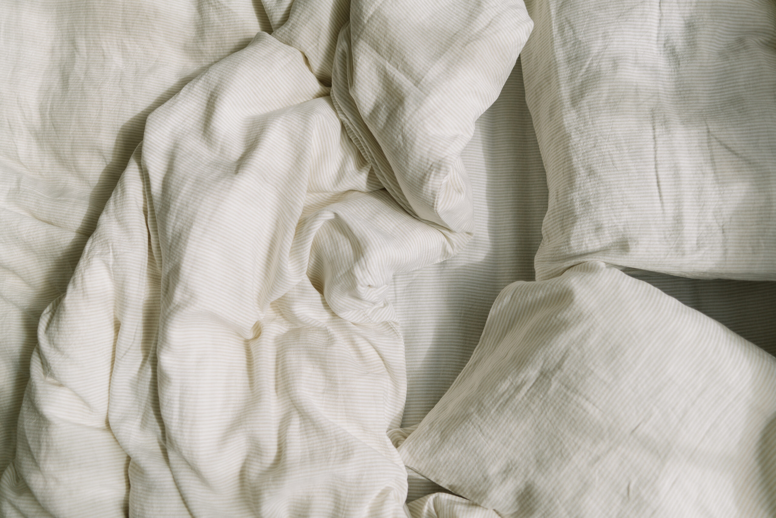 Sæt Natural Small Stripes pudebetræk 50x60cm og lagen 80x200cm