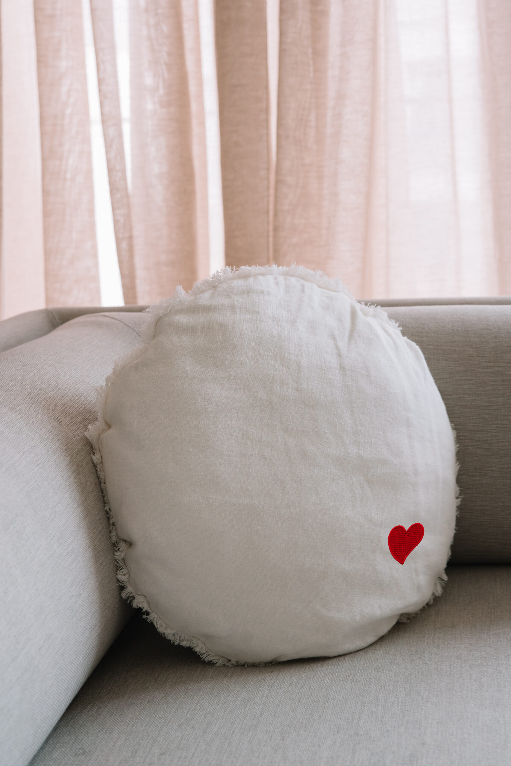 LUNA frynsede pude diameter 50 med broderi