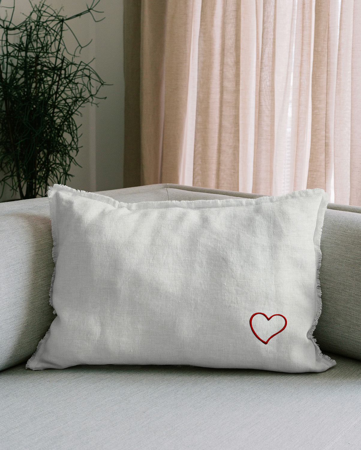 HUG frynsede pude 50x60 med enkelt broderi