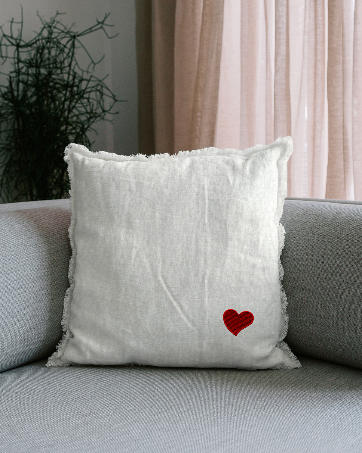 Pude i CLASSIC frynset 50x50 med broderi