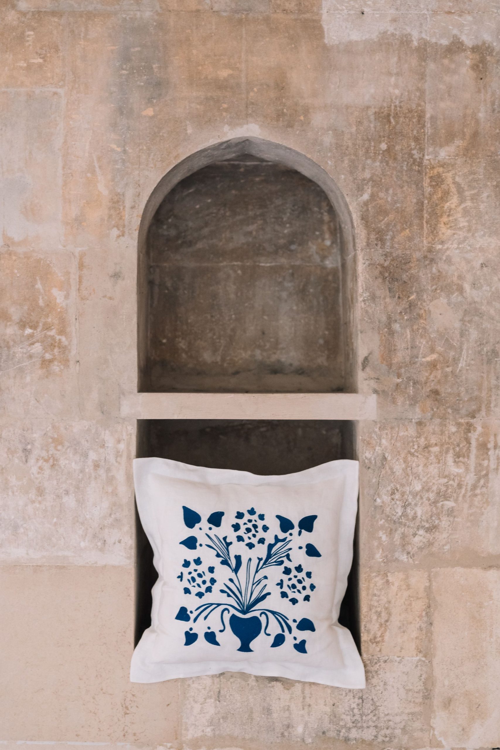 Dekorativ pude VASE MED BLOMSTER blå 50x50cm