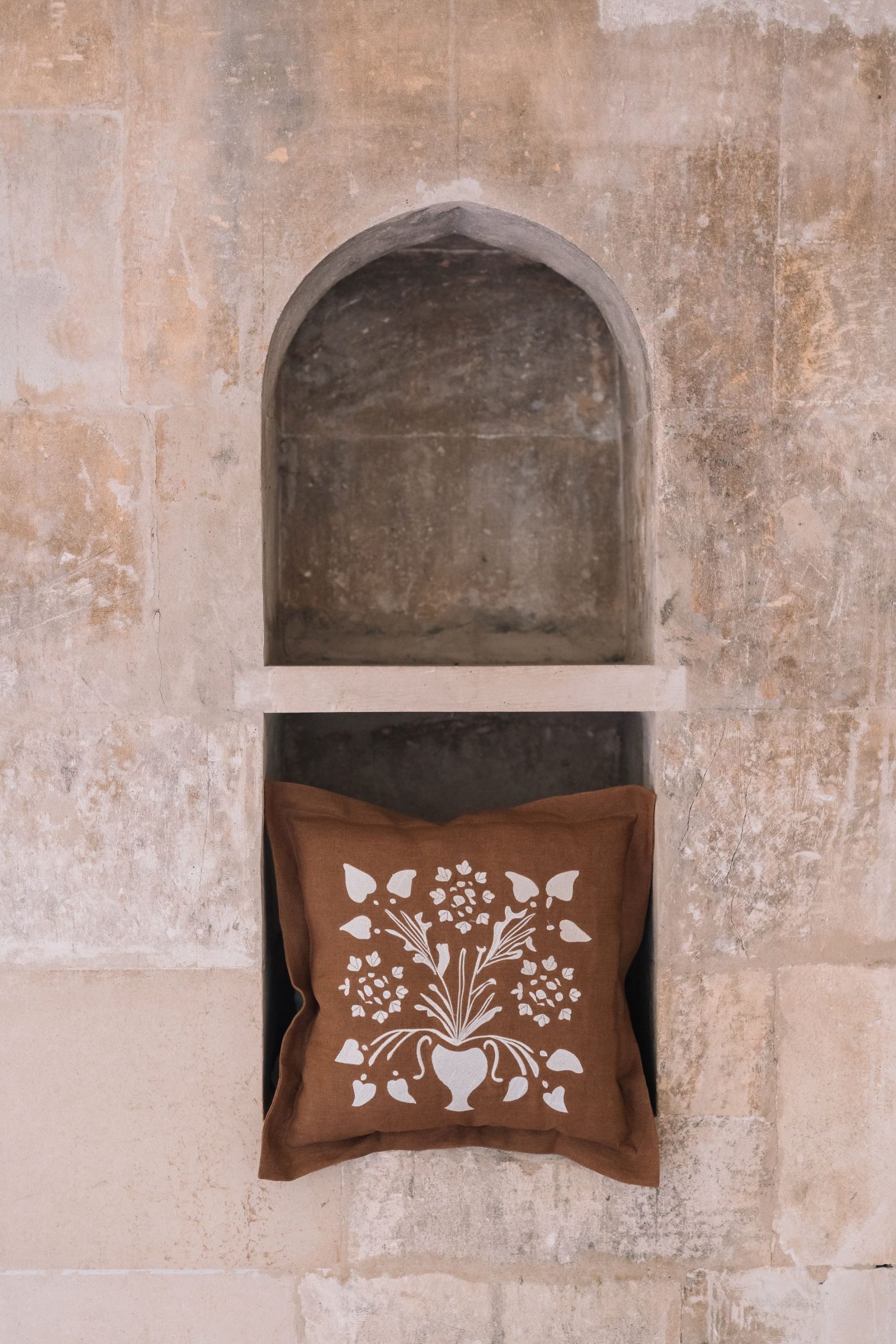 Dekorativ pude VAZĂ MED BLOMSTER hvid 50x50x50