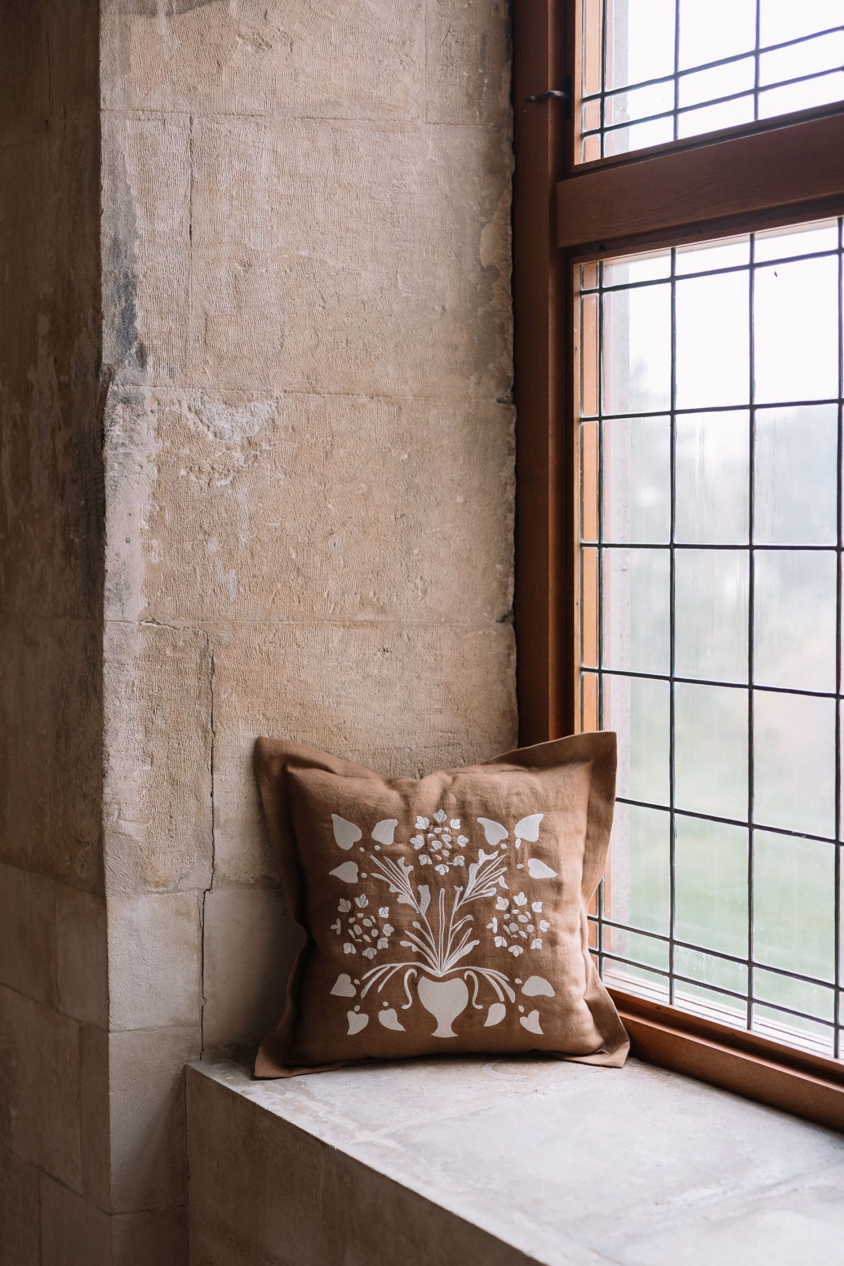 Dekorativt pudebetræk VAZĂ MED BLOMSTER hvid 50x50cm