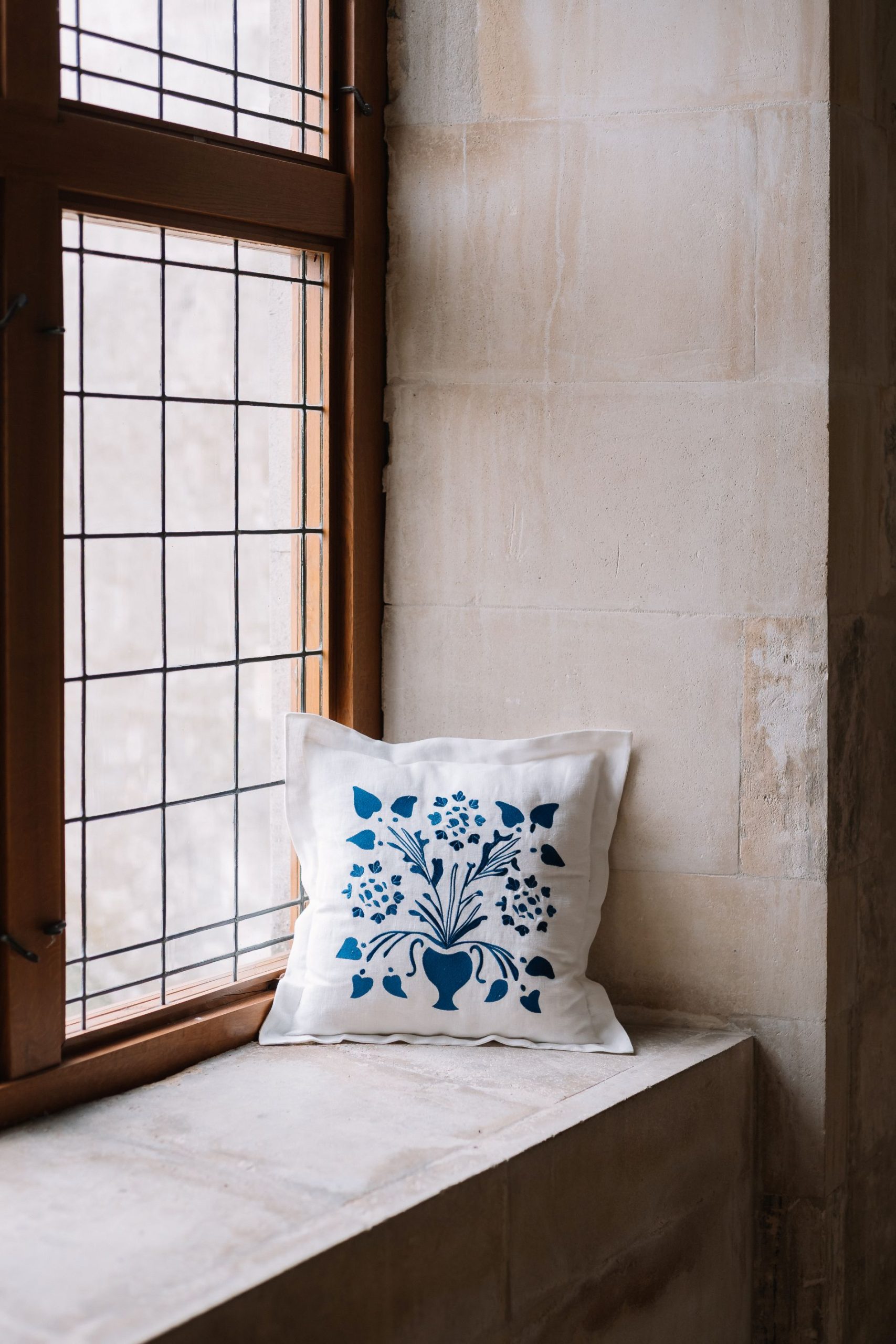 Dekorativt pudebetræk VASE MED BLOMSTER blå 50x50cm